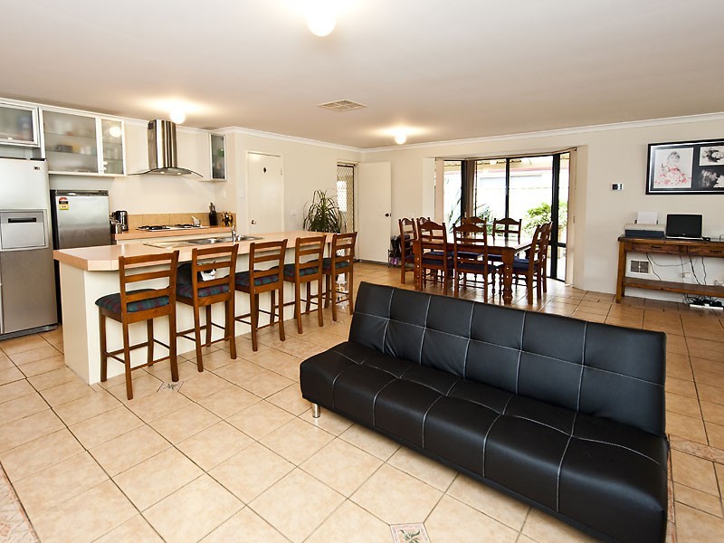 27 Bildjar Close, South Guildford WA 6055