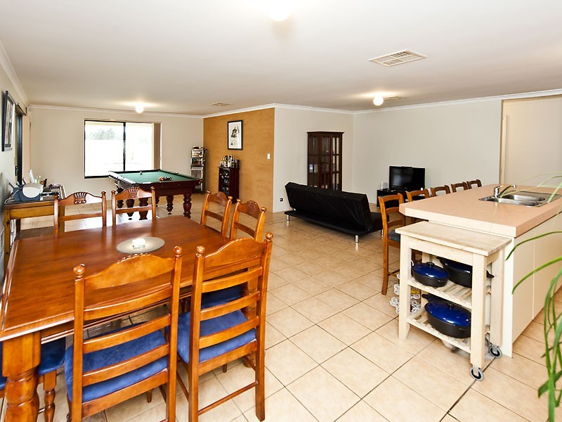 27 Bildjar Close, South Guildford WA 6055