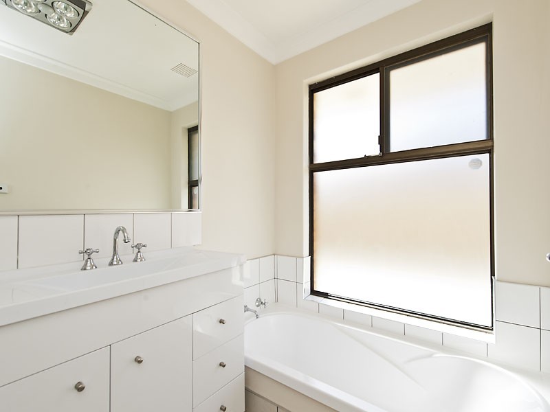 4 Vanessa Way, Swan View WA 6056