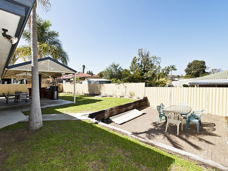 4 Vanessa Way, Swan View WA 6056