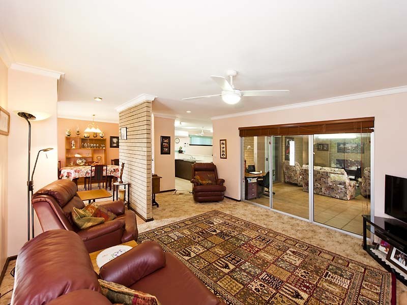 32 Churchill Drive, Swan View WA 6056