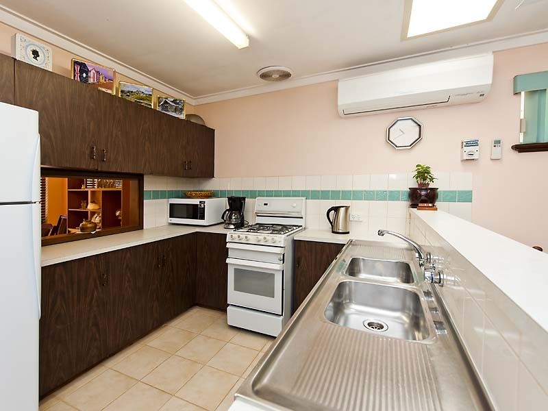 32 Churchill Drive, Swan View WA 6056