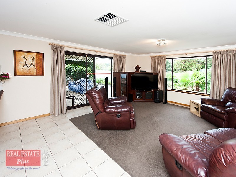 20 Lourdes Street, Lesmurdie WA 6076