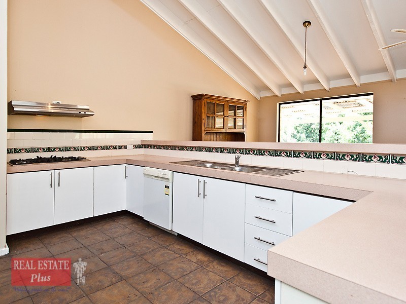 13 Linthorn Crescent, Greenmount WA 6056