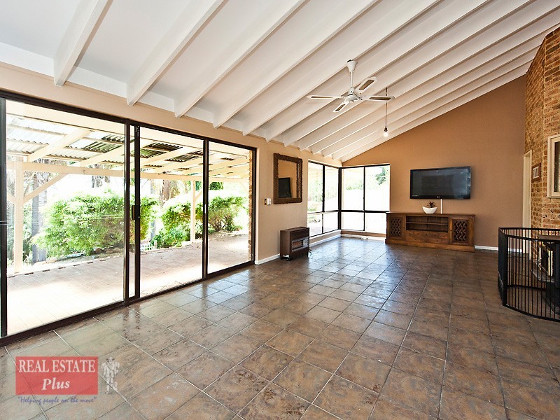 13 Linthorn Crescent, Greenmount WA 6056