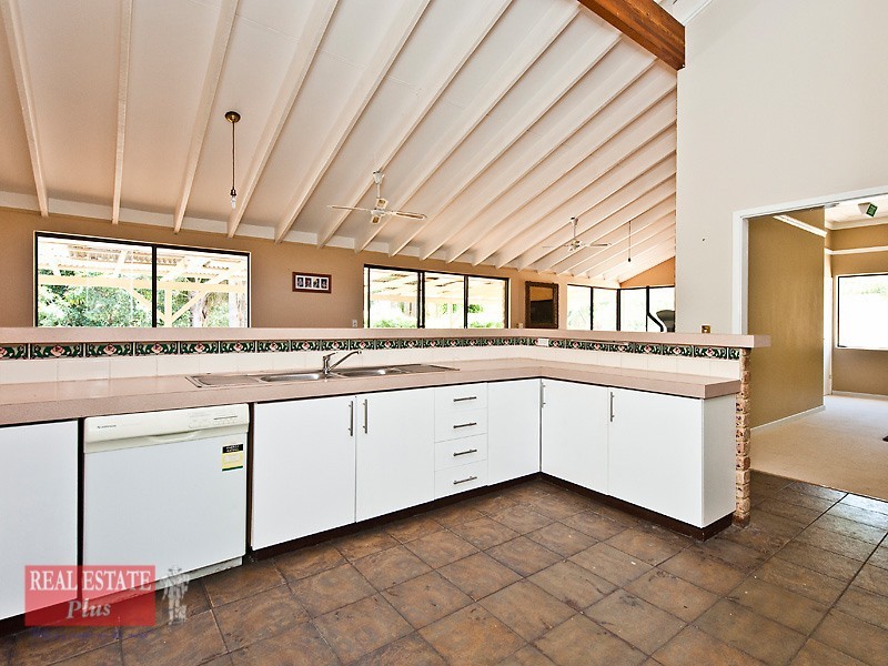 13 Linthorn Crescent, Greenmount WA 6056