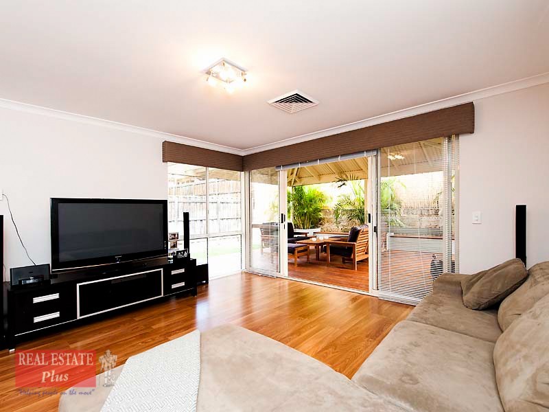 18 Lakefront Circle, The Vines WA 6069