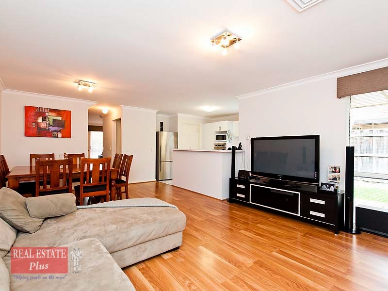 18 Lakefront Circle, The Vines WA 6069