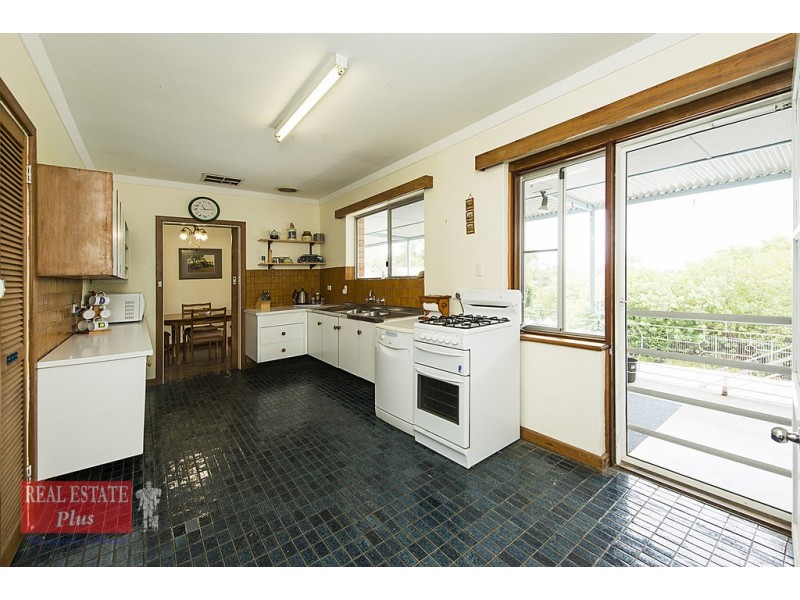 11 Linthorn Crescent, Greenmount WA 6056