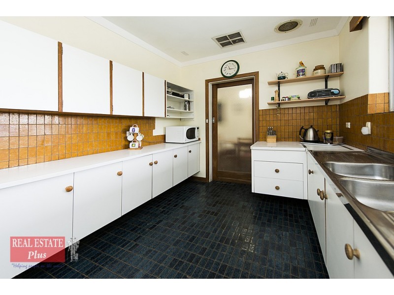 11 Linthorn Crescent, Greenmount WA 6056