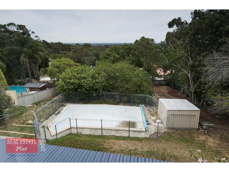 11 Linthorn Crescent, Greenmount WA 6056