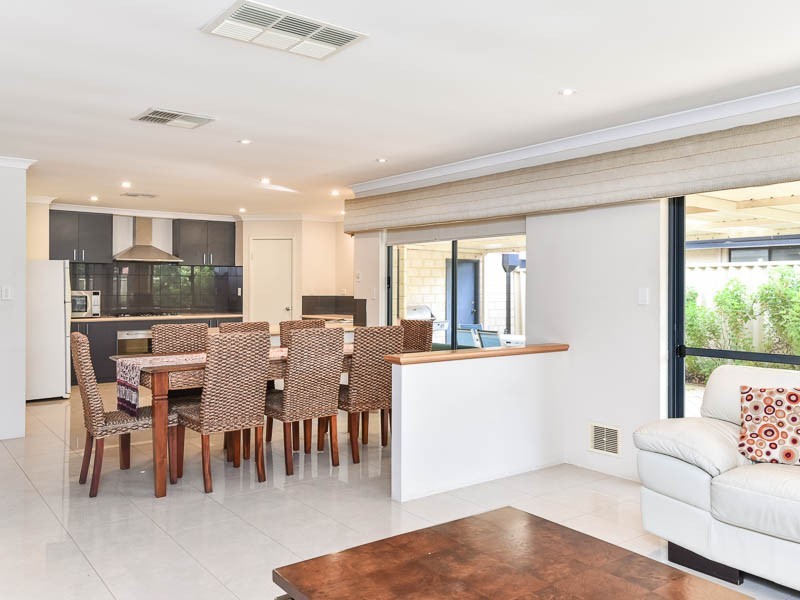 16 Bartlett Way, Canning Vale WA 6155