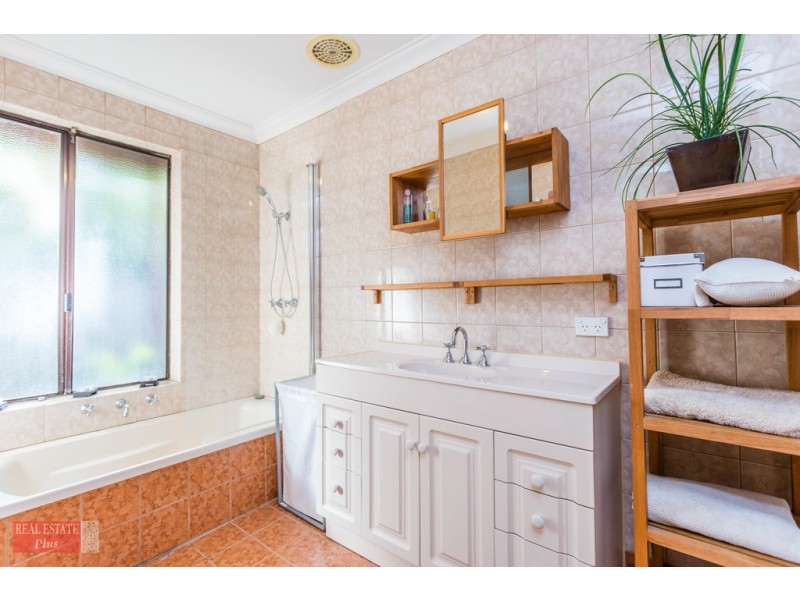 8 Pinebrook Gardens, Forrestfield WA 6058