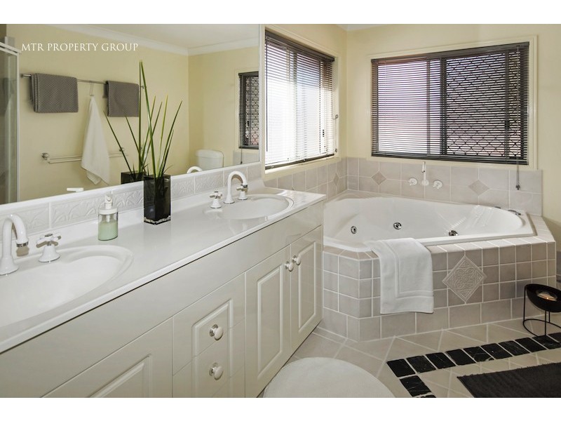 3 Stonyfell Place, Forest Lake QLD 4078