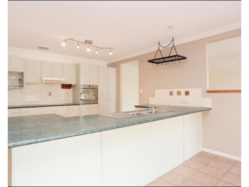 8 Queens Court, Forest Lake QLD 4078