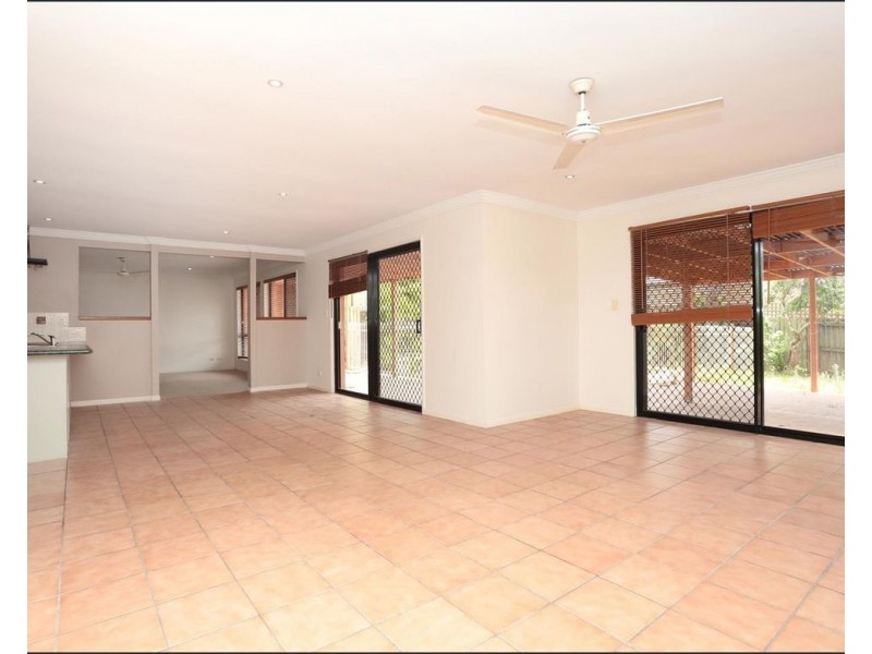 8 Queens Court, Forest Lake QLD 4078