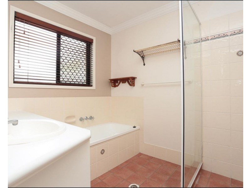 8 Queens Court, Forest Lake QLD 4078