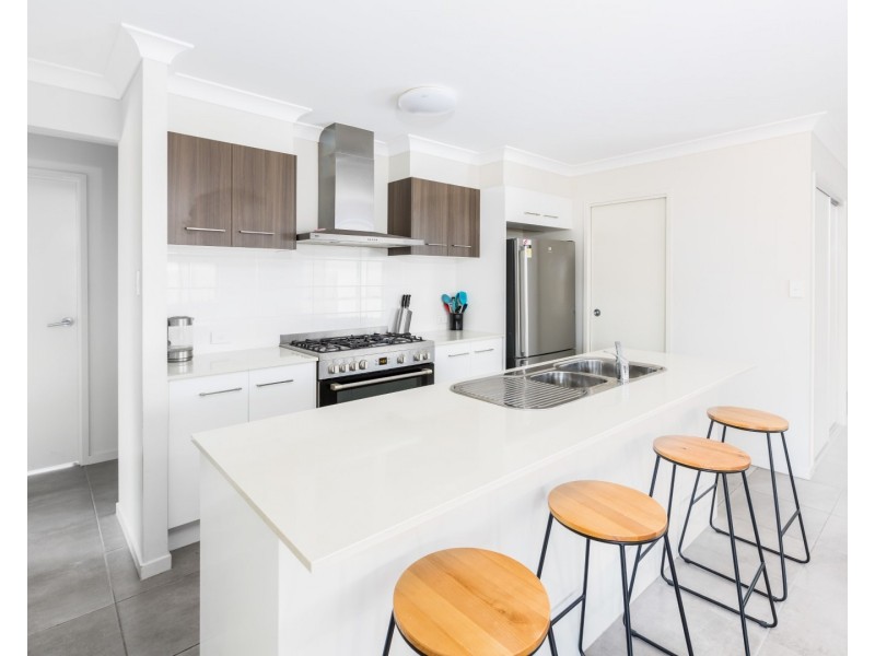 8 Miner Crescent, Pallara QLD 4110