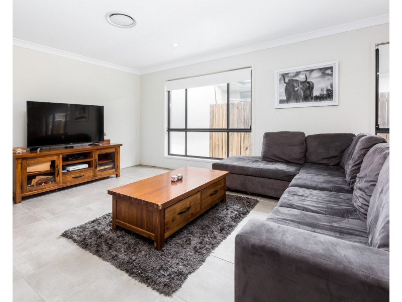 8 Miner Crescent, Pallara QLD 4110