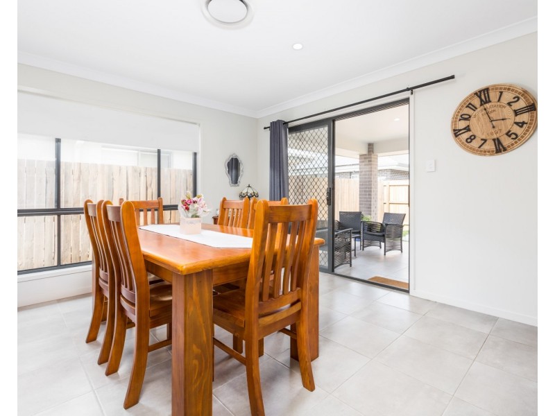 8 Miner Crescent, Pallara QLD 4110