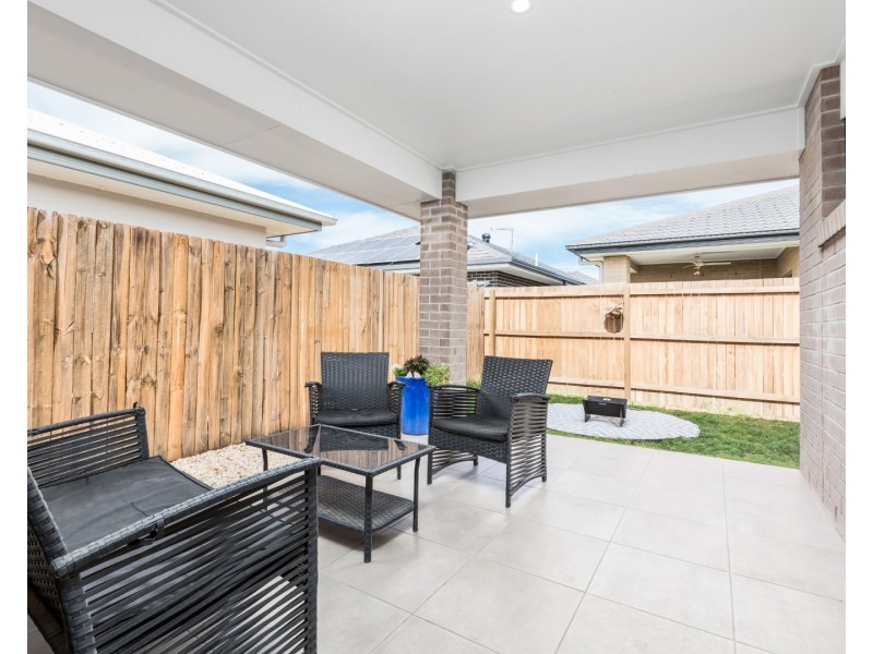 8 Miner Crescent, Pallara QLD 4110