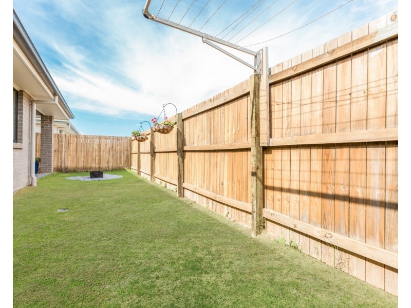 8 Miner Crescent, Pallara QLD 4110