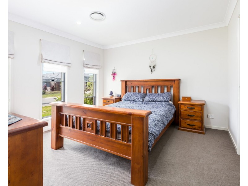 8 Miner Crescent, Pallara QLD 4110