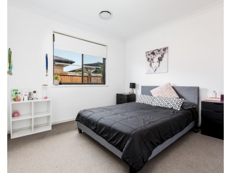 8 Miner Crescent, Pallara QLD 4110