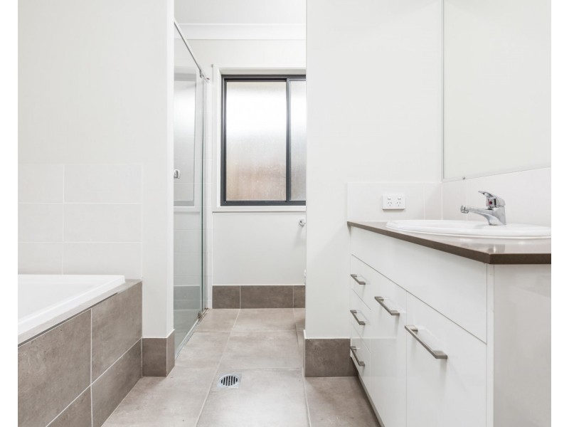 8 Miner Crescent, Pallara QLD 4110