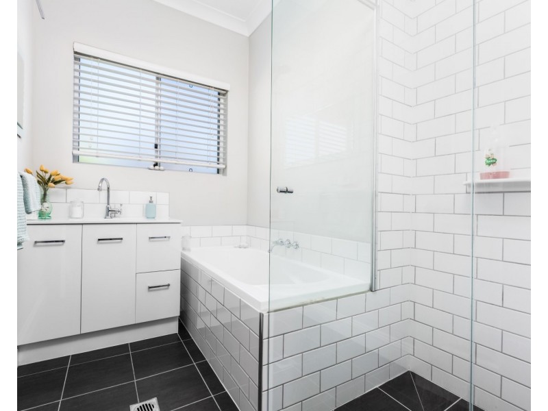 16 Clarendon Circuit, Forest Lake QLD 4078
