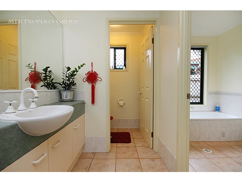 11 Chiswick Place, Forest Lake QLD 4078