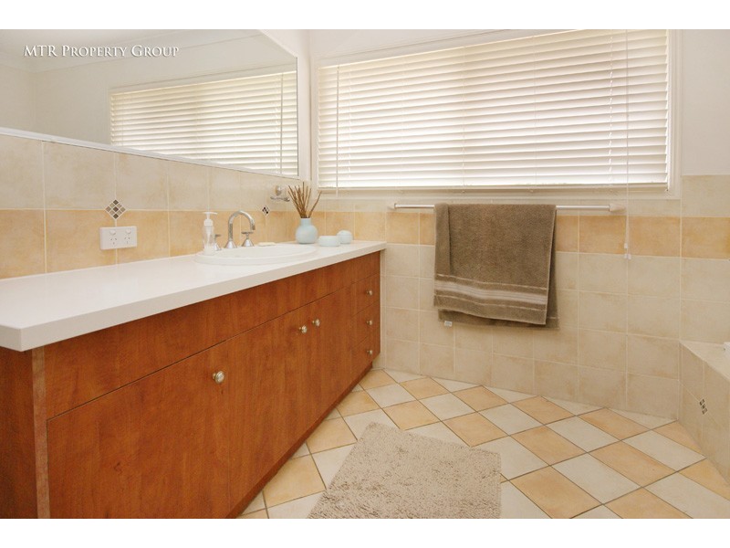 16 Seabrook Cresent, Forest Lake QLD 4078