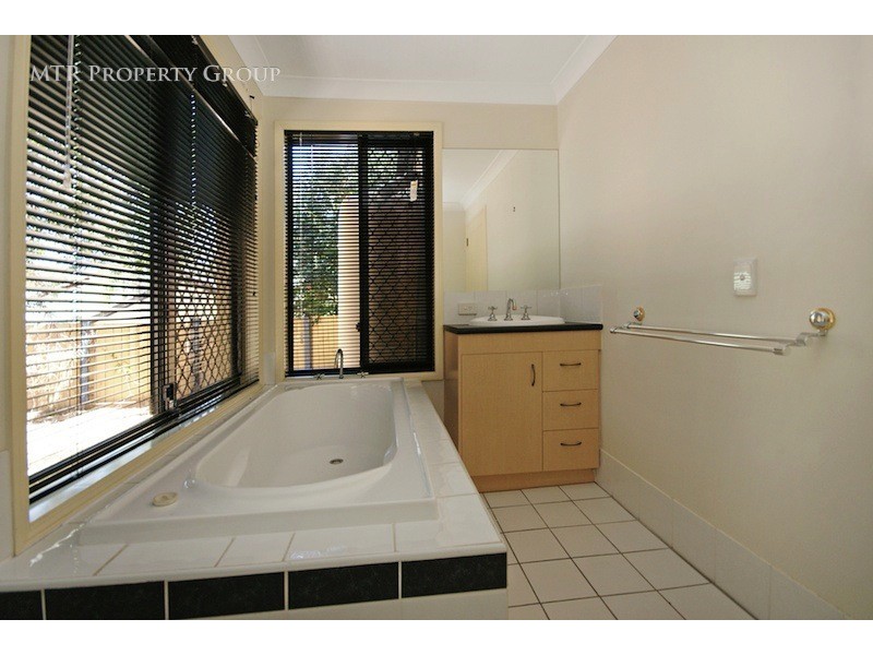 10 Pintail Crescent, Forest Lake QLD 4078