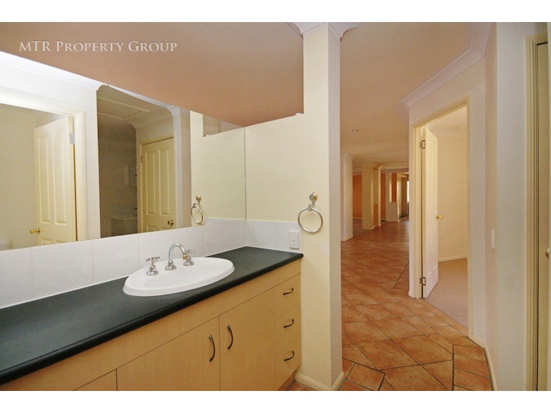 10 Pintail Crescent, Forest Lake QLD 4078