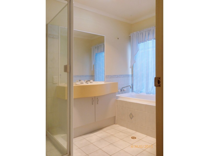 5 Aronia Court, Regents Park QLD 4118