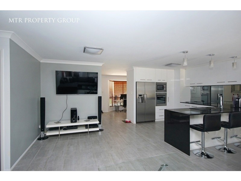 16 Windsor Place, Forest Lake QLD 4078