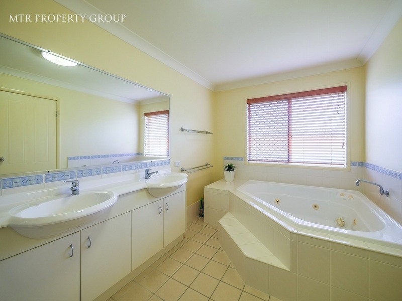 4 Montville Place, Forest Lake QLD 4078