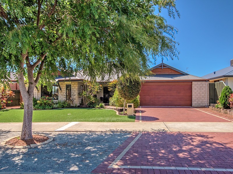 230 Peelwood Pde, Halls Head WA 6210