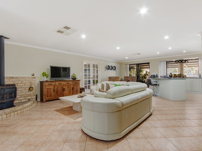 57 Reynolds Ave, Greenfields WA 6210