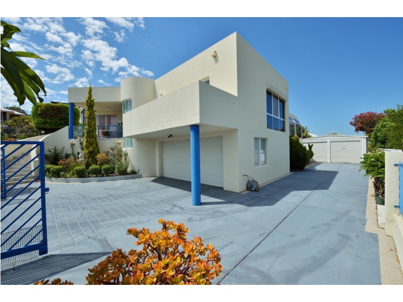 2 Ironbark Place, Halls Head WA 6210