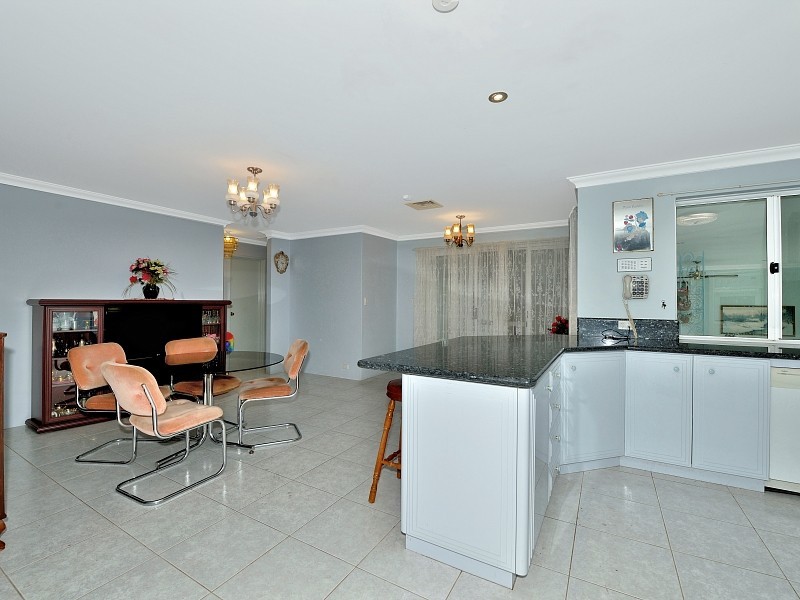 2 Ironbark Place, Halls Head WA 6210