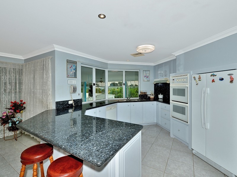 2 Ironbark Place, Halls Head WA 6210