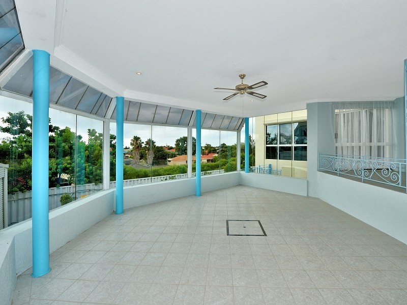 2 Ironbark Place, Halls Head WA 6210
