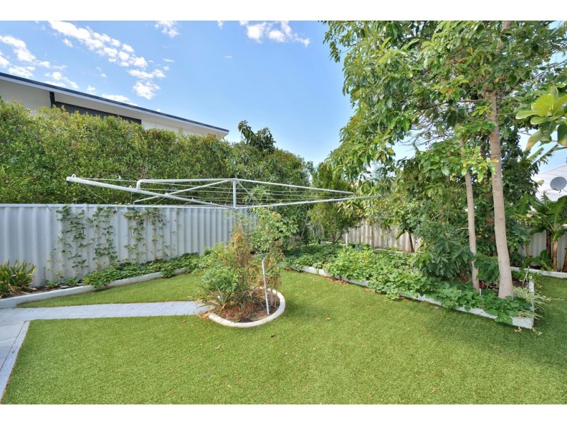 2 Ironbark Place, Halls Head WA 6210