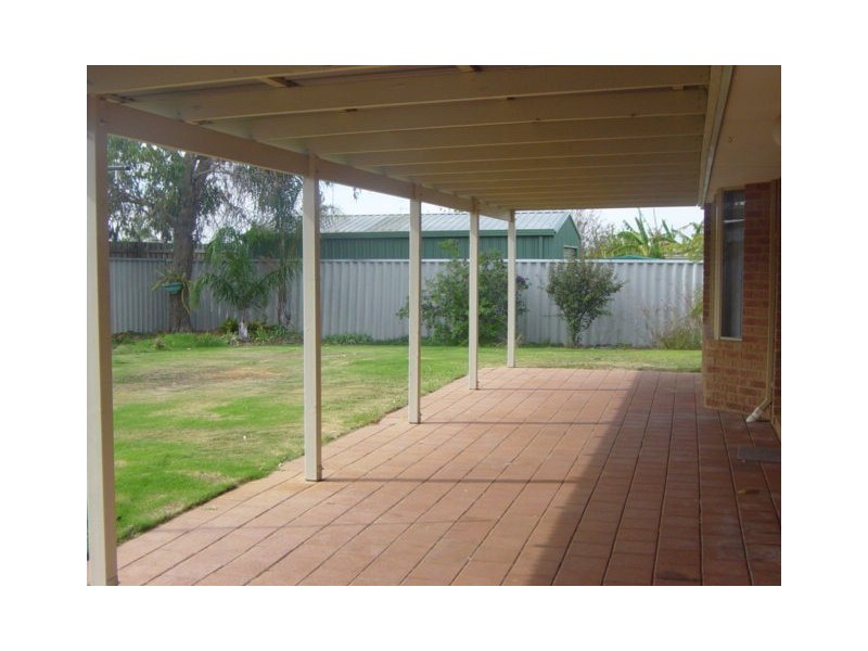 25 Floribunda Avenue, Halls Head WA 6210