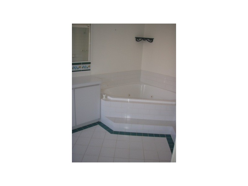 4 Monash Court, Halls Head WA 6210