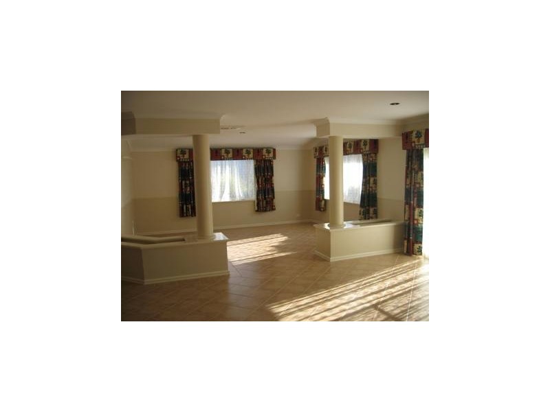 14 Malibu Point, Halls Head WA 6210