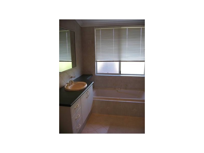 14 Malibu Point, Halls Head WA 6210