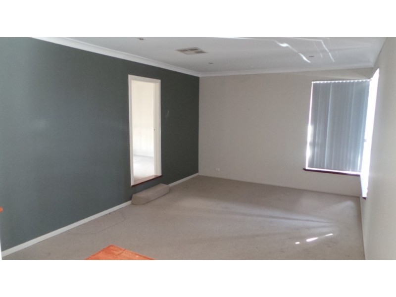 1 Sandford Crescent, Halls Head WA 6210