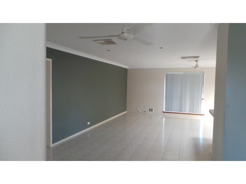 1 Sandford Crescent, Halls Head WA 6210